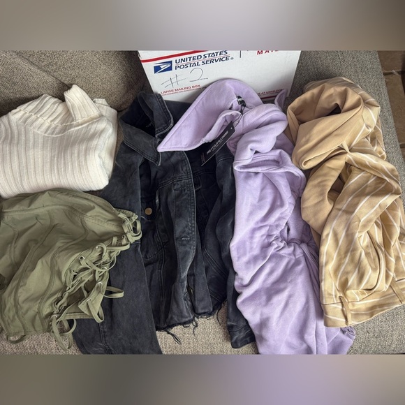 Box Of Clothes Brands Like Fashion Nova And Pretty Little Thing. - Picture 1 of 12